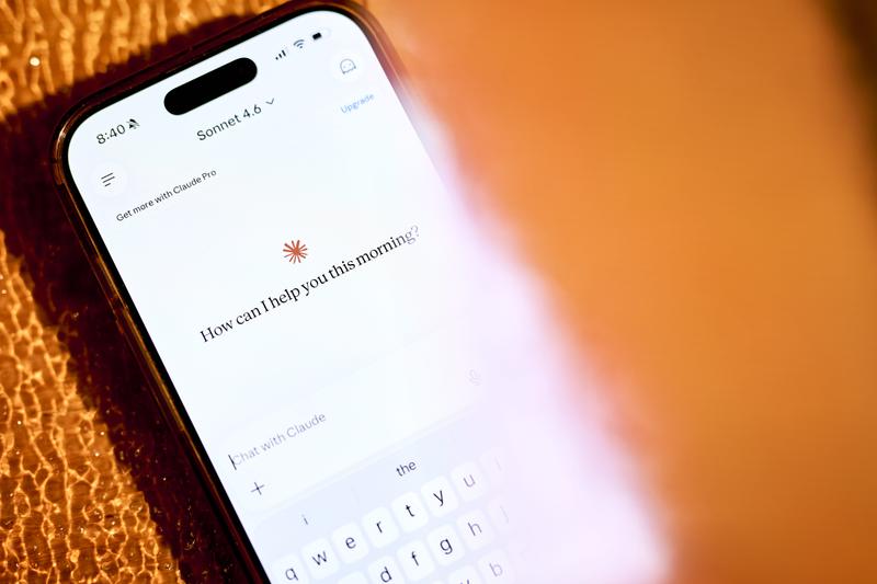 スマートフォンに表示された「Claude」のAI画面。