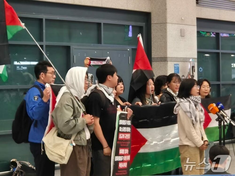 韓国人活動家2人、イスラエル軍に拿捕後釈放され仁川空港に到着　写真枚　国際ニュース：AFPBB News