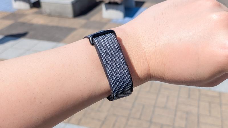 手に装着したGoogle Fitbit Air