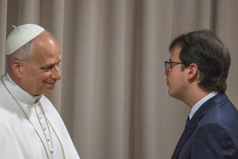 ローマ教皇レオ14世（左）はアンソロピック共同創業者のクリス・オラー氏と会談した。