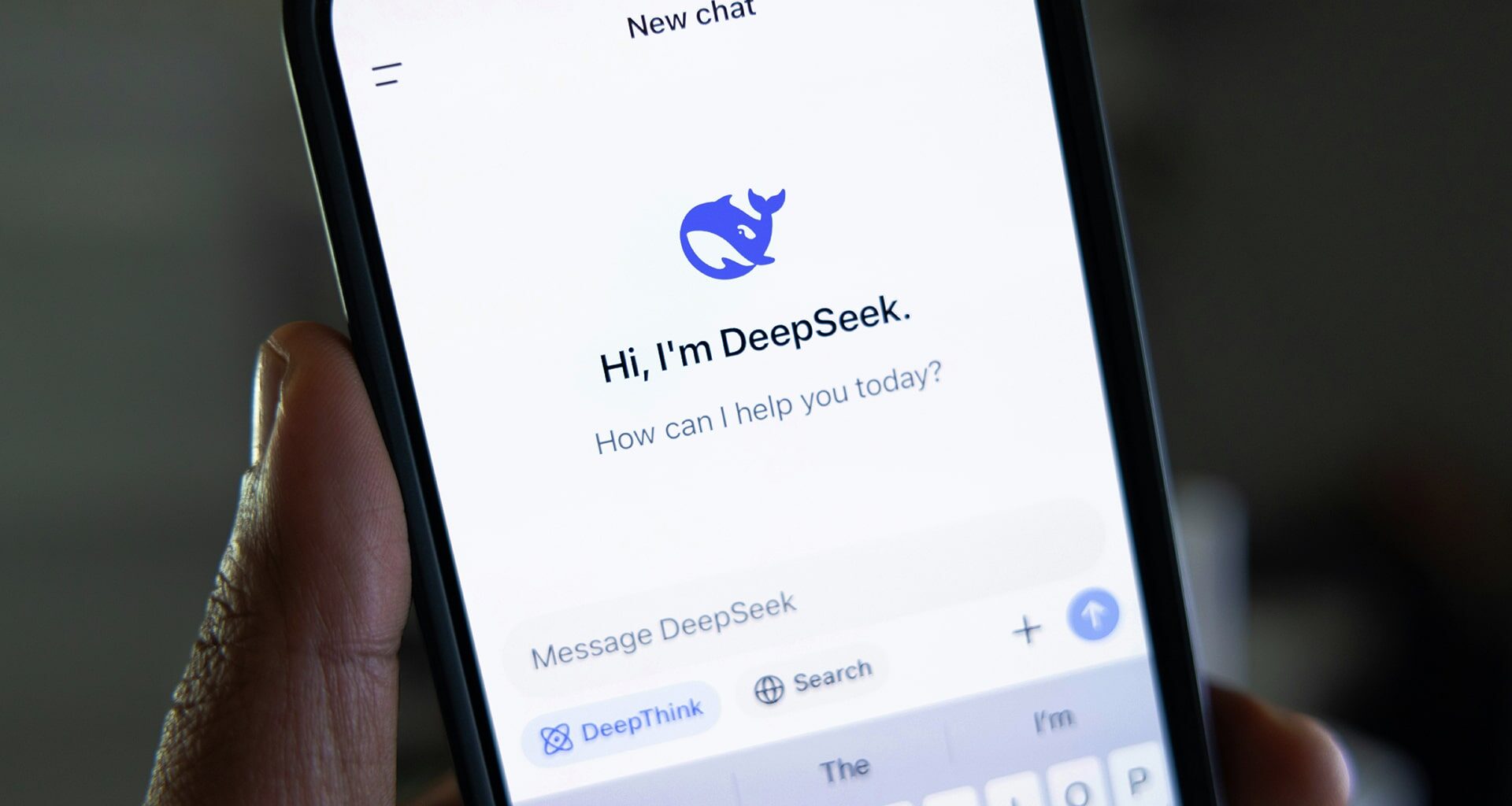 DeepSeek、「モデル優先」から方針転換か——Claude Codeをベンチマークにコード生成AIへ参入