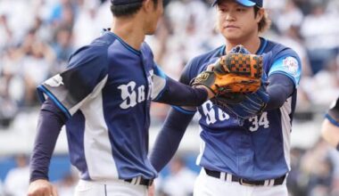 ロッテ対西武　7回途中から2番手で登板した甲斐野央（右）はこの回を無失点でしのぎ石井一成とグラブタッチ（撮影・小沢裕）