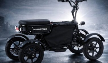 免許不要で乗れる"跨るタイプ"の「"新型"4輪・特定原付」登場！ わずか数日で目標達成！ サンエンペラー「エルバード」とは？ - バイクのニュース