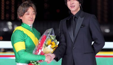 プレゼンターの山下智久（右）と握手をする川田将雅騎手（カメラ・安藤　篤志）