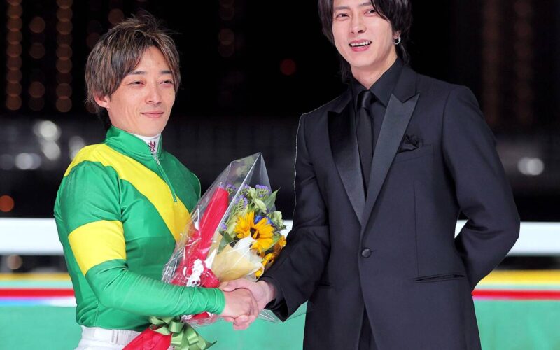 プレゼンターの山下智久（右）と握手をする川田将雅騎手（カメラ・安藤　篤志）