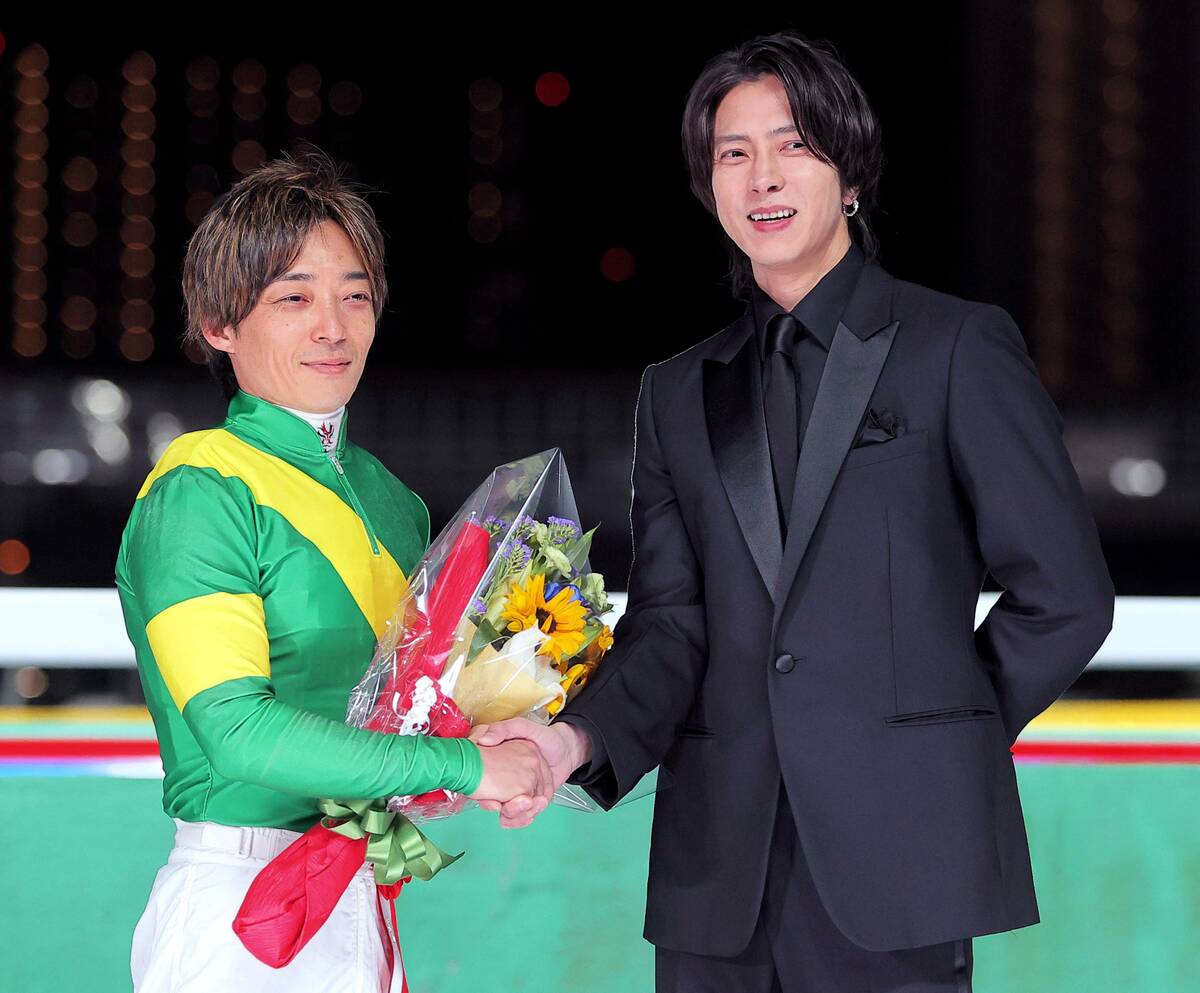 プレゼンターの山下智久（右）と握手をする川田将雅騎手（カメラ・安藤　篤志）