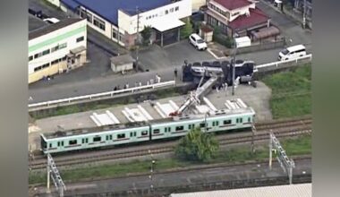 西鉄天神大牟田線の線路脇でクレーン横転、作業員が意識不明の重体…荷台に積んだ鉄板落下 - 読売新聞