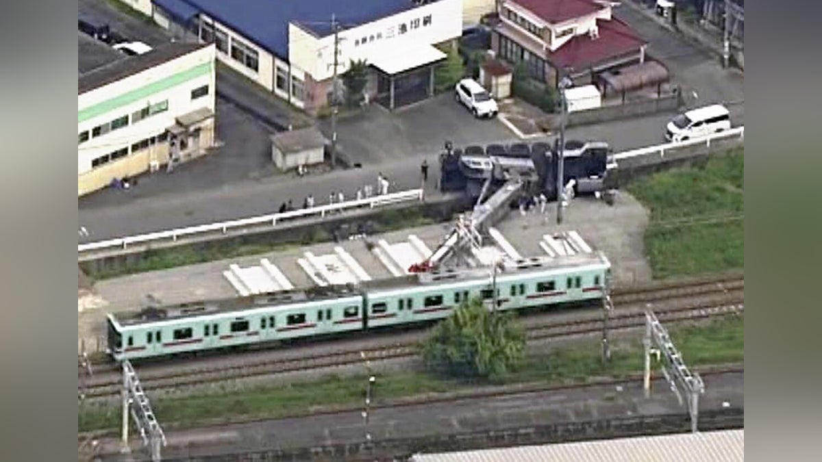 西鉄天神大牟田線の線路脇でクレーン横転、作業員が意識不明の重体…荷台に積んだ鉄板落下 - 読売新聞