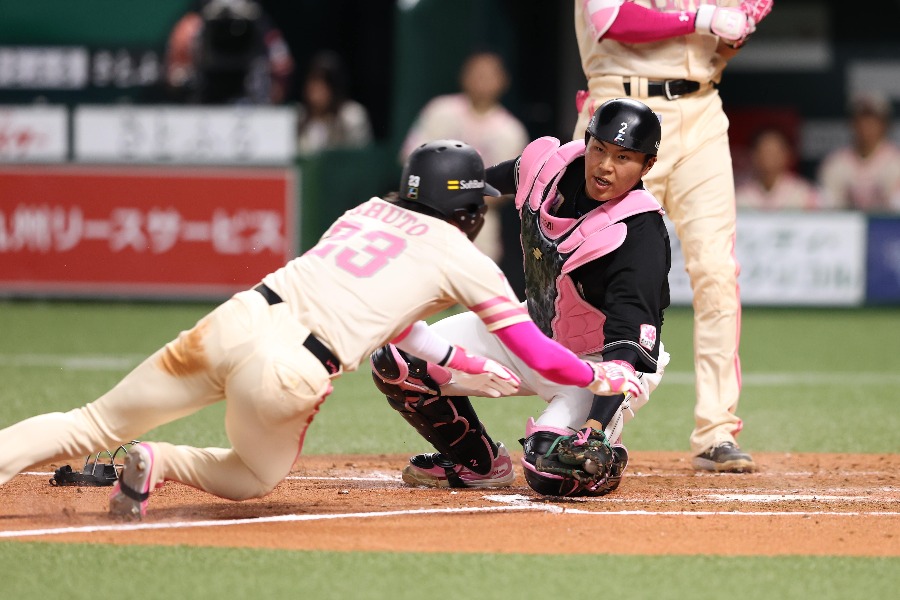 ホームスチールを成功させたソフトバンク・周東佑京【写真：栗木一考】