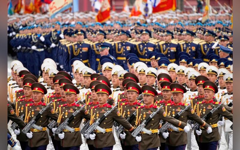モスクワの対独戦勝式典に朝鮮人民軍が参加、プーチン氏から謝意…陸海空軍の混成部隊 - 読売新聞