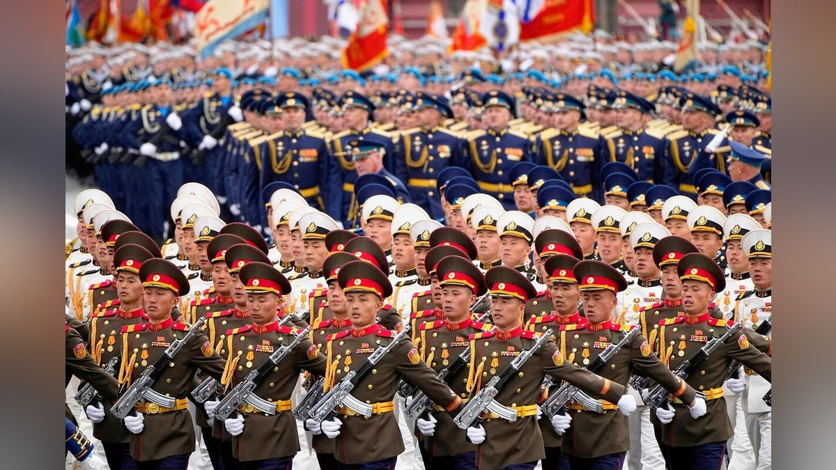 モスクワの対独戦勝式典に朝鮮人民軍が参加、プーチン氏から謝意…陸海空軍の混成部隊 - 読売新聞