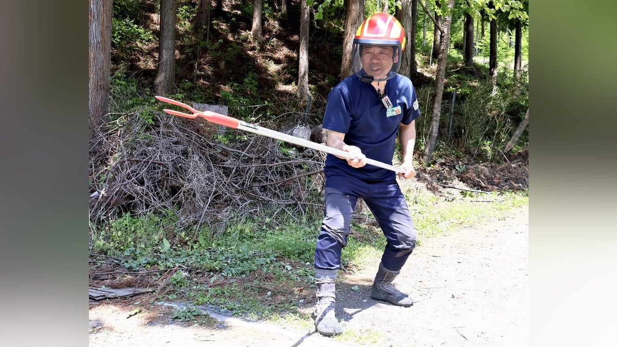クマに襲われ木の棒で命拾いした男性、開発した「クマ撃退用ポール」に注文殺到…青森県警も導入 - 読売新聞