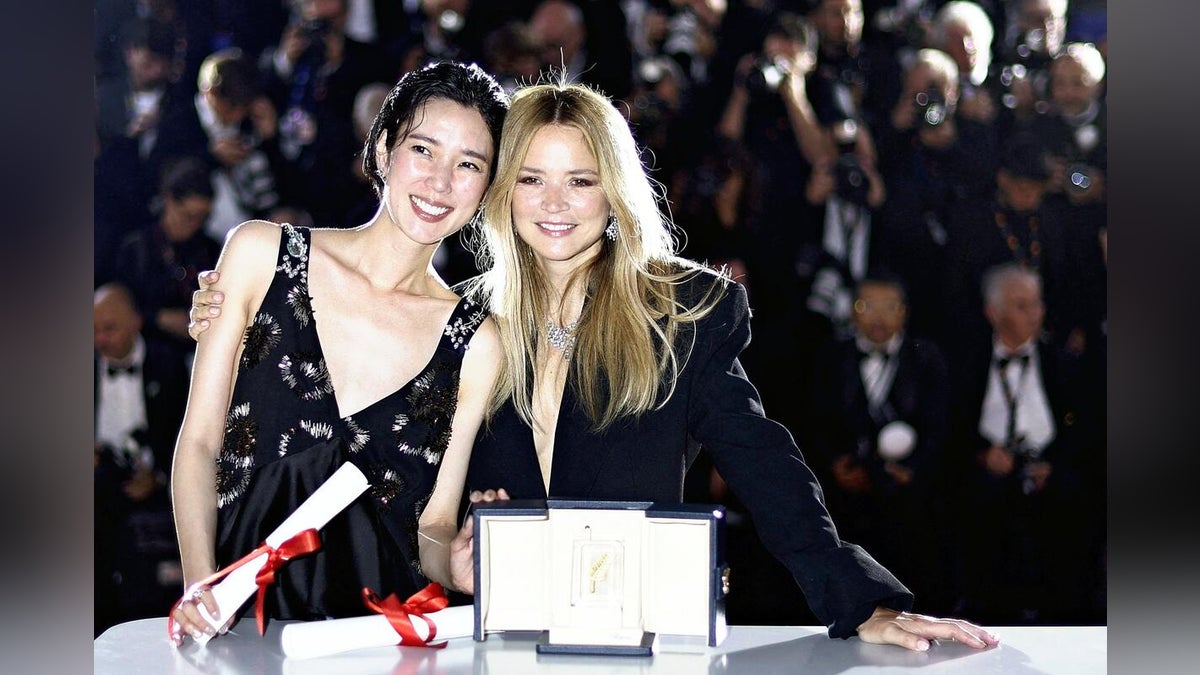 カンヌ女優賞の岡本多緒さんとは…長身いかしモデルに・「ＴＡＯカット」で脚光・監督や脚本も - 読売新聞