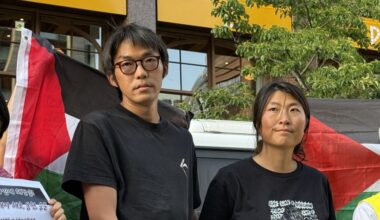 イスラエルで釈放され、22日に帰国した活動家のキム・アヒョン氏（右）とキム・ドンヒョン氏が、イスラエルのガザ戦争などに関与した韓国企業への制裁を求めている。［聯合ニュース］