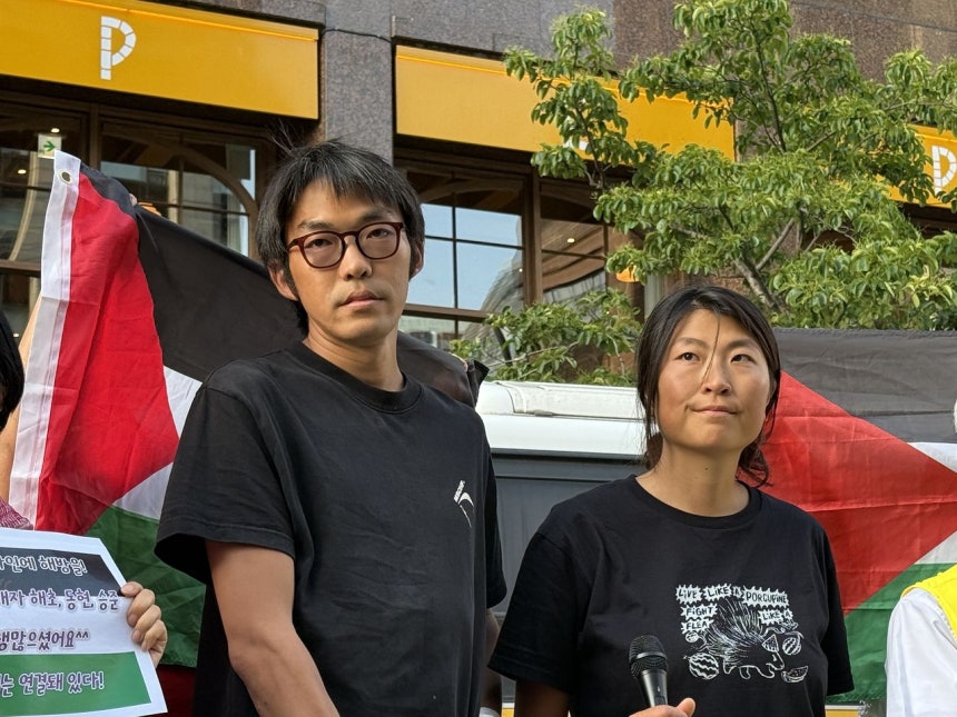 イスラエルで釈放され、22日に帰国した活動家のキム・アヒョン氏（右）とキム・ドンヒョン氏が、イスラエルのガザ戦争などに関与した韓国企業への制裁を求めている。［聯合ニュース］
