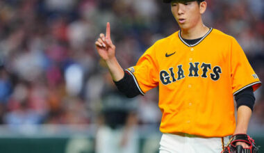 交流戦　巨人対ソフトバンク　5回表ソフトバンクの攻撃を無失点に抑え引き揚げる巨人先発の戸郷翔征（撮影・垰建太）