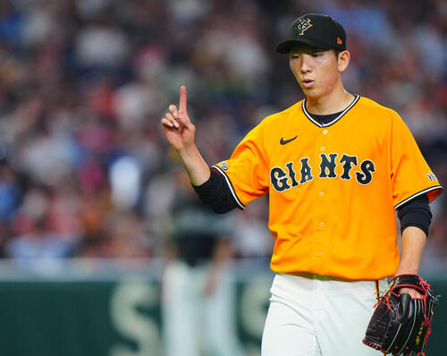 交流戦　巨人対ソフトバンク　5回表ソフトバンクの攻撃を無失点に抑え引き揚げる巨人先発の戸郷翔征（撮影・垰建太）