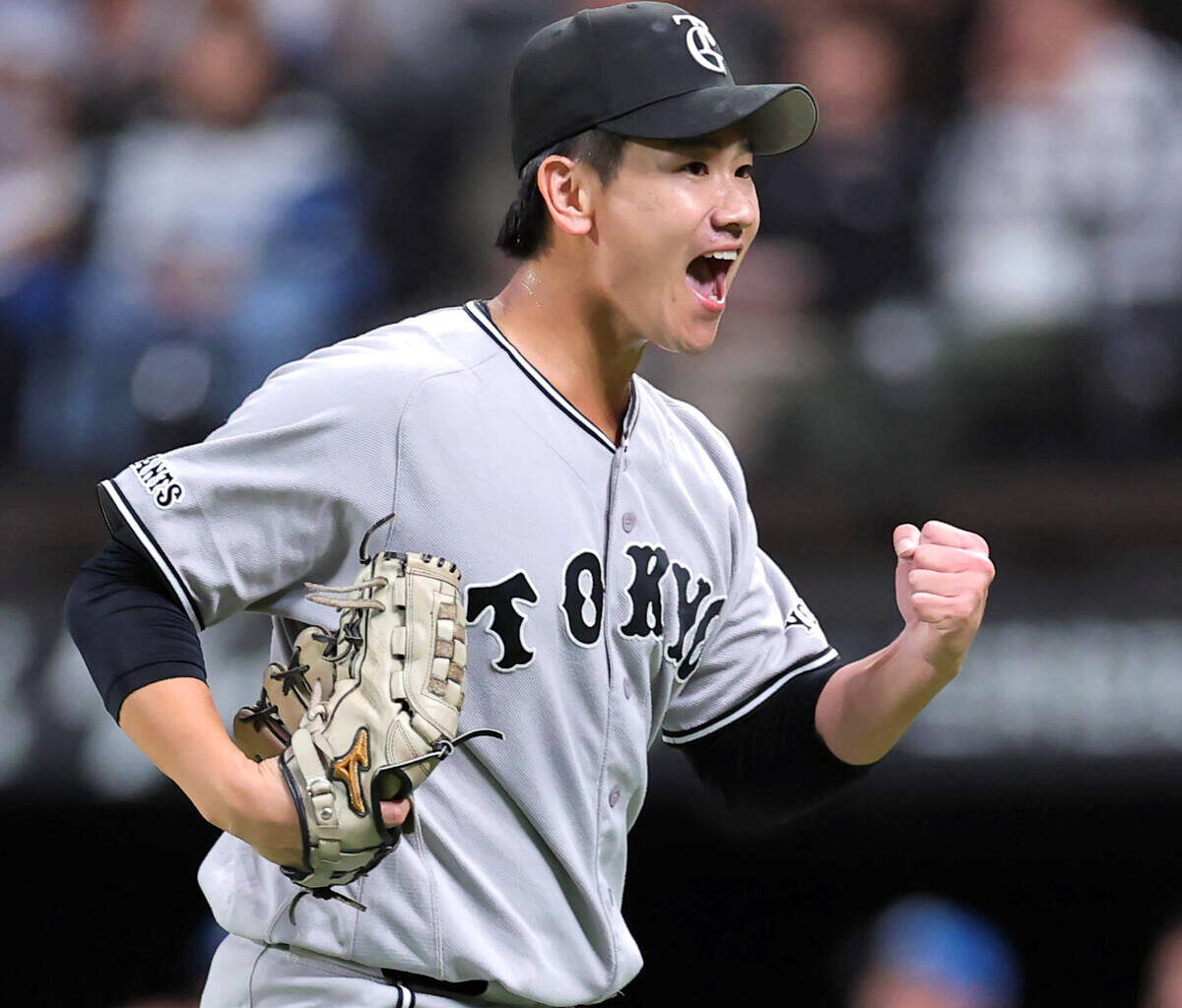 ５回１死一、二塁、奈良間を二ゴロ併殺打に抑え喜ぶ井上温大（カメラ・小林　泰斗）