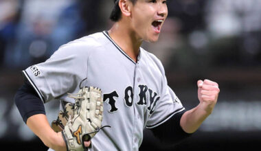 ５回１死一、二塁、奈良間を二ゴロ併殺打に抑え喜ぶ井上温大（カメラ・小林　泰斗）