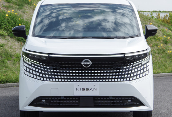 【日産 エルグランド 新型】あえて全幅を45mm拡大!? 高級ミニバンの王者『アルファード』にないものと、ミスから生まれた“偶然の産物” | レスポンス（Response.jp）