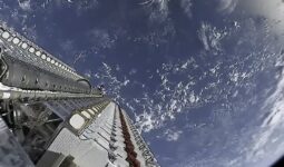 Anthropic、「Claude」の利用上限引き上げ　Space XのGPU資源活用で - CNET Japan