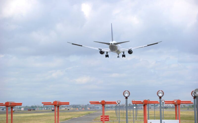ユナイテッド航空の767-400ER、着陸直前に極端な低空飛行 街灯に接触も無事着陸 | sky-budget スカイバジェット