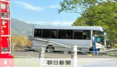 福島・磐越道で高校生らが乗るバスが事故 17歳死亡、複数の重傷者 [福島県] - 朝日新聞