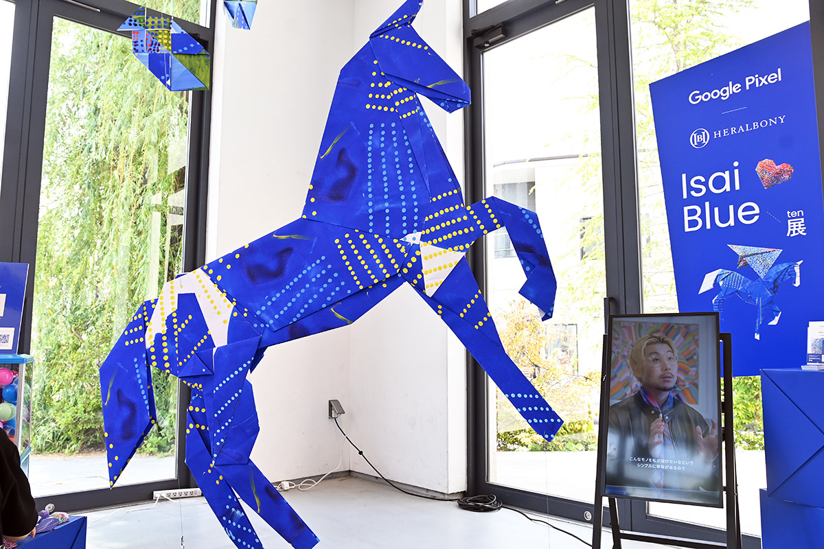 会場の中央には大きな馬をモチーフとしたアートが展示