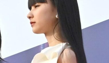 誰？ 凄いドレスの北川景子の後ろで １７歳女優が圧倒的な透明感 本当の母娘みたい 映画祭で凛としたオーラ放つクールビューティー - デイリースポーツ