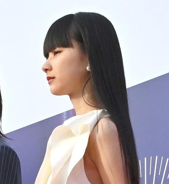 誰？ 凄いドレスの北川景子の後ろで １７歳女優が圧倒的な透明感 本当の母娘みたい 映画祭で凛としたオーラ放つクールビューティー - デイリースポーツ