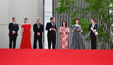 ８０歳！？ 久々に現れた超大物歌手に騒然 舘ひろしの隣にいる ロマンスグレーのワイルド姿「カッコ良すぎるだろ」「凄いわ」「若すぎる」「こんな８０歳いるか？」 - デイリースポーツ