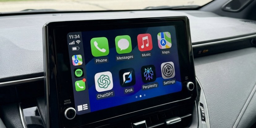 PhoneIslamによると、この車のダッシュボードには、電話、メッセージ、音楽、地図、そしてChatGPT、Grouk CarPlay、PerplicityなどのAI搭載チャットアプリを含むアプリのアイコンが表示されたタッチスクリーンが搭載されている。