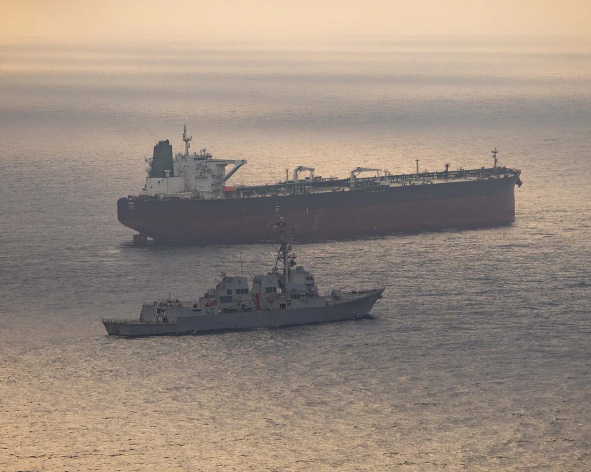 米軍の駆逐艦「ラファエル・ペラルタ」とイランの港湾へ向かおうとするイラン船籍の船/US Central Command