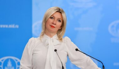 ロシア外務省「戦勝記念日に攻撃なら、キーウに報復」 各国に待避促す - 日本経済新聞