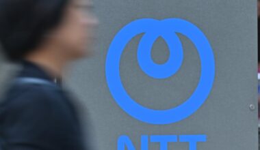 NTT、ドコモ苦境で利益目標先送り 携帯通信の成長鈍り設備投資遅れ - 日本経済新聞