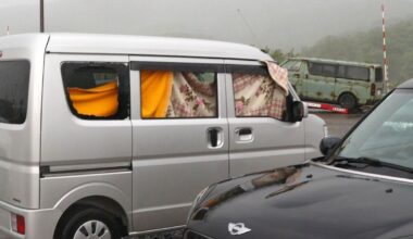 強風影響か、パーキングエリアで車20台以上の窓ガラス割れる 上信越道上り線の新井PA（妙高市） - 新潟日報