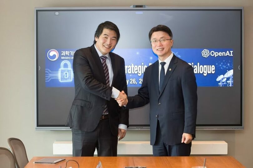 記念撮影に臨む科学技術情報通信省のリュ・ジェミョン第2次官(右)とOpenAIのジェイソン・クォン最高戦略責任者=科学技術情報通信省提供(c)news1