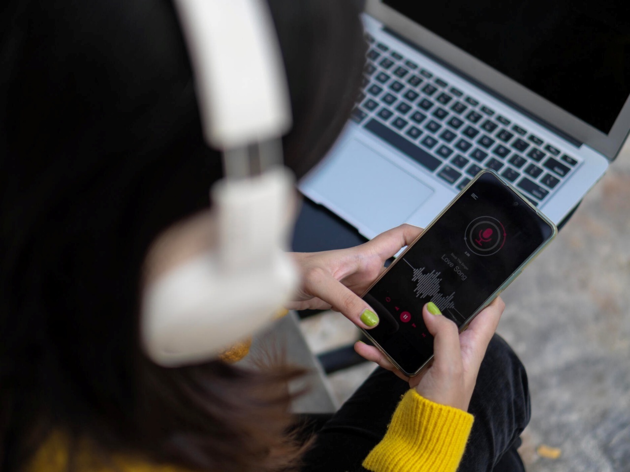 AIにラジオ局を運営させたらどうなる？ Claude、GPT、Gemini、Grokそれぞれの苦闘 - CNET Japan