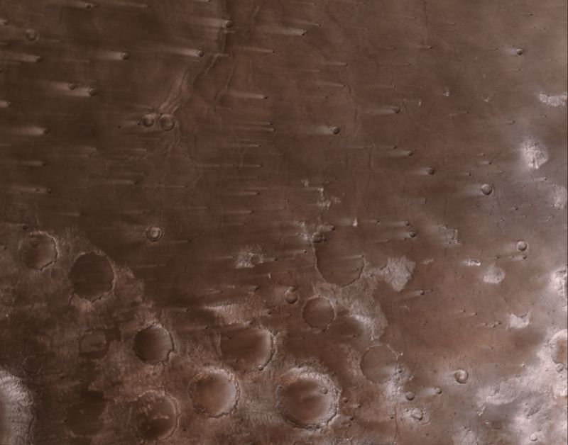 クレーターに沿って風が巻き上げた塵(ちり)の筋。約50キロにわたって広がっている/NASA/JPL-Caltech/ASU