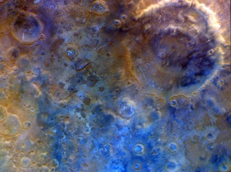 火星の南半球にある大型の二重構造をしたホイヘンスクレーターを示したエンハンスドカラー画像/NASA/JPL-Caltech/ASU