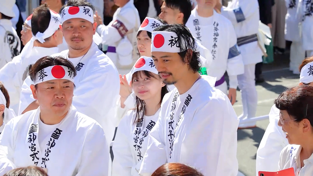 斎藤工さんら「お木曳」に参加…三重・伊勢神宮 影山優佳さん、平祐奈さん、姫野和樹選手らも - 読売新聞