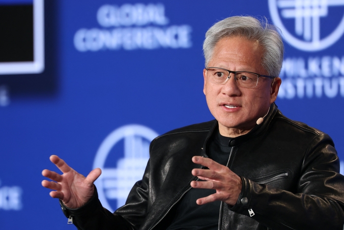 ジェンスン・フアン エヌビディア最高経営責任者(CEO)が4日(現地時間)、ミルケン・グローバル・コンファレンスで話している。 [AFP = 聯合ニュース]