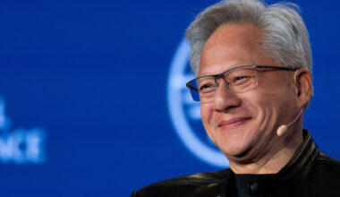ジェンスン・フアン エヌビディア最高経営責任者(CEO)が4日(現地時間)、ミルケン・グローバル・コンファレンスで話している。 [AFP = 聯合ニュース]