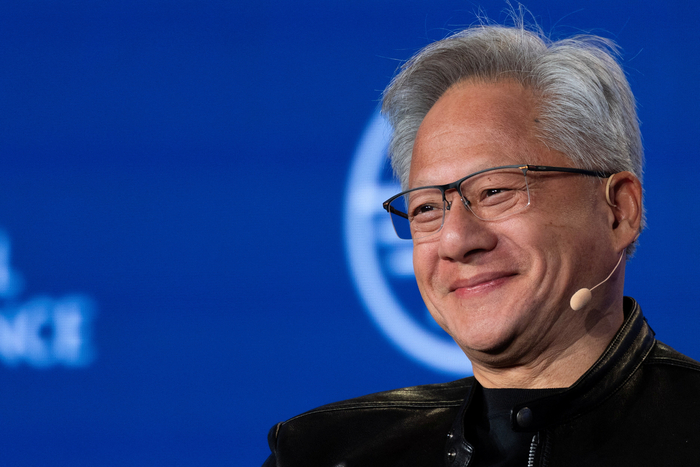 ジェンスン・フアン エヌビディア最高経営責任者(CEO)が4日(現地時間)、ミルケン・グローバル・コンファレンスで話している。 [AFP = 聯合ニュース]