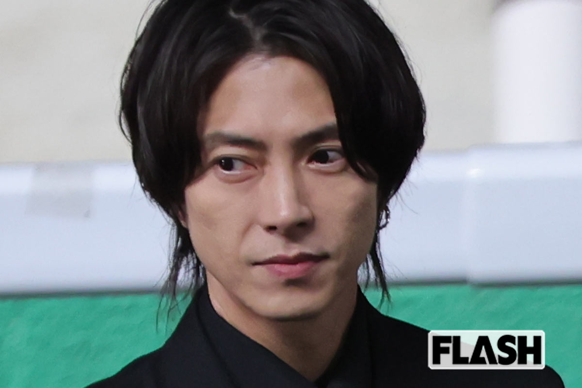 山下智久が競馬場“降臨”に徹夜組まで発生！　馬券売り上げ過去最高を達成、ファンが語る現場のカオス | Smart FLASH/スマフラ[光文社週刊誌]