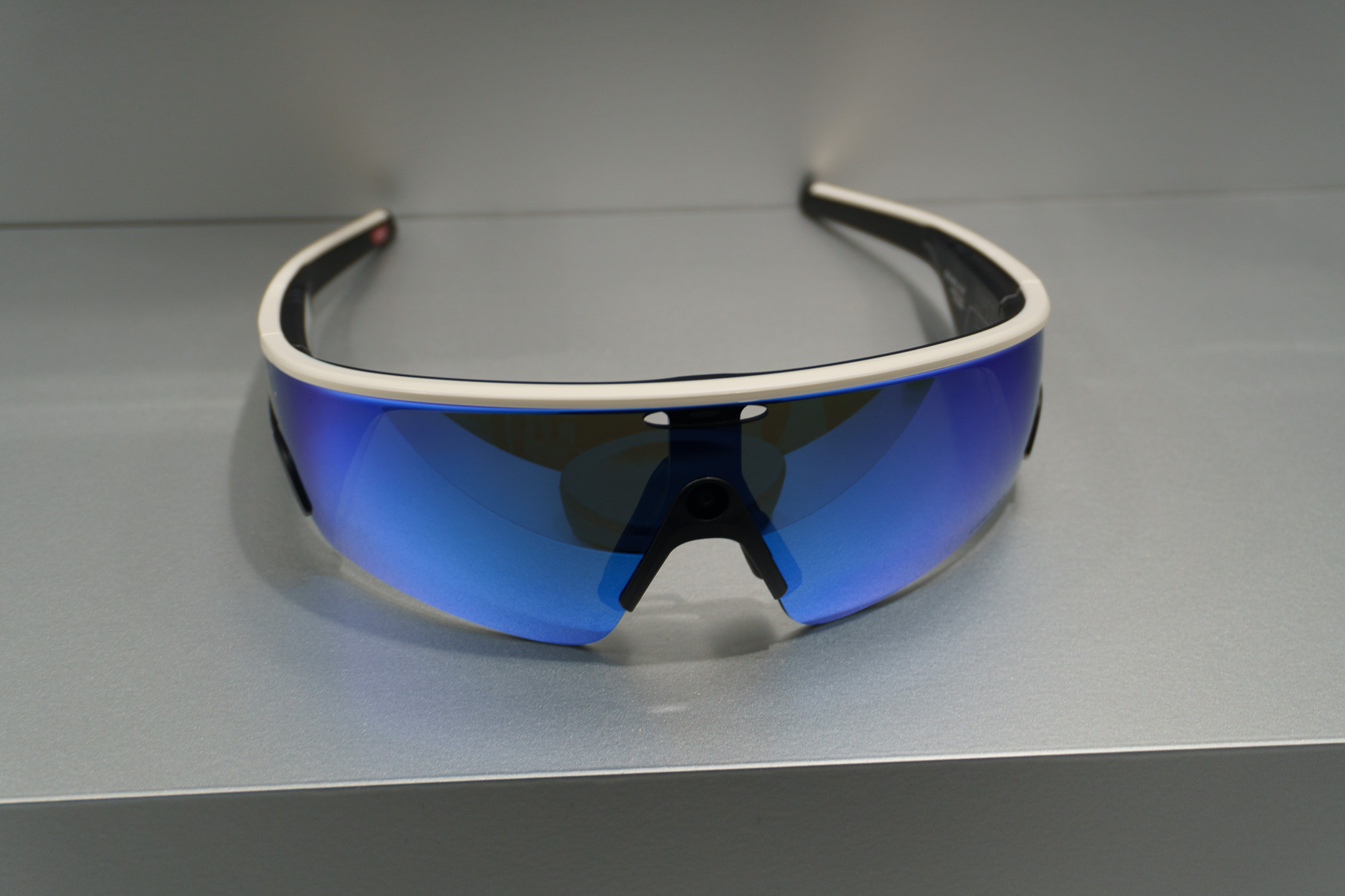 Oakley Meta Vanguardは視野角122度のカメラを中央に配置し、サイクリングやランニング向けに設計した