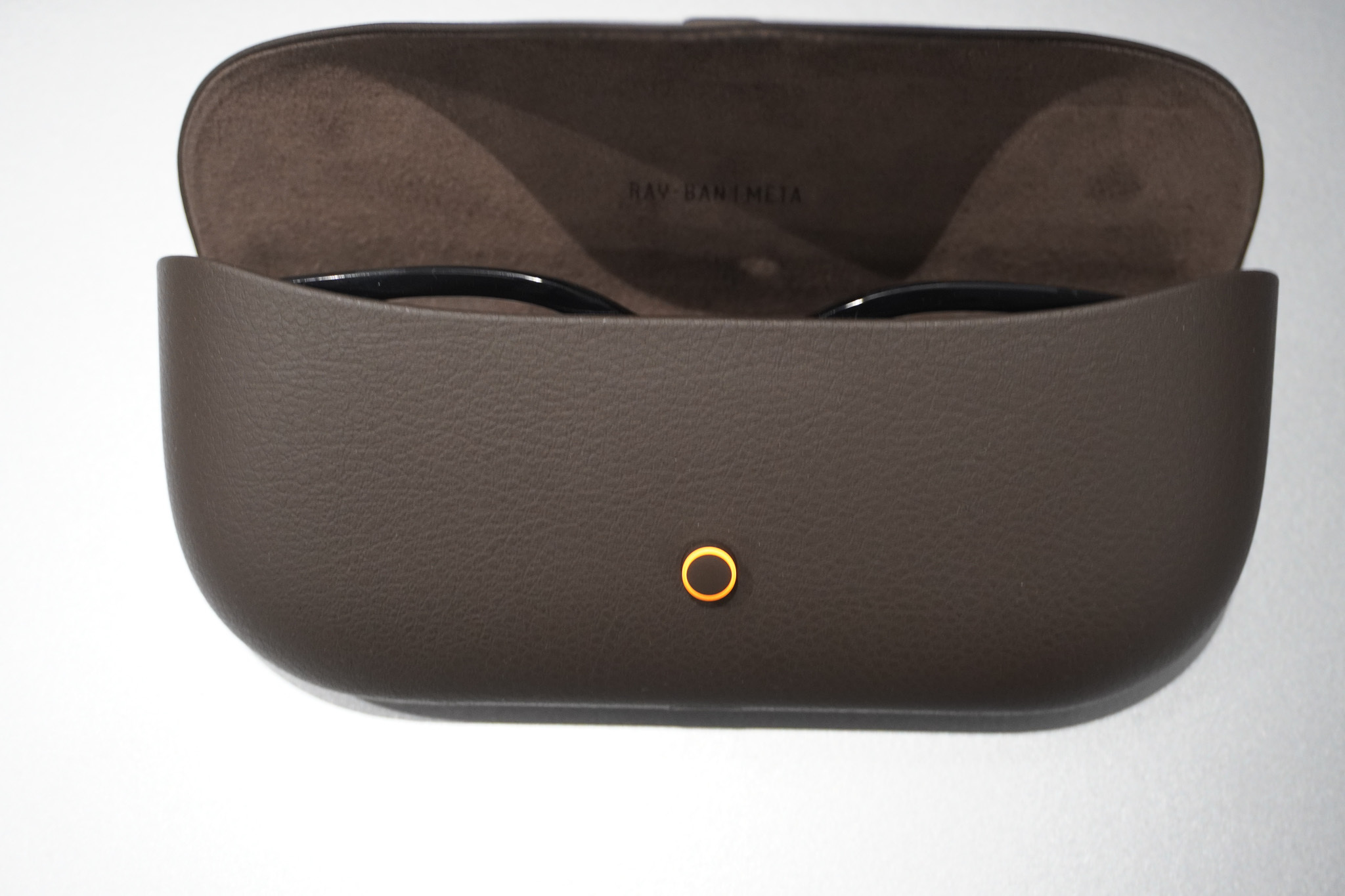専用充電ケースは本体を収納したまま外出先で最大48時間分のバッテリーを追加できる