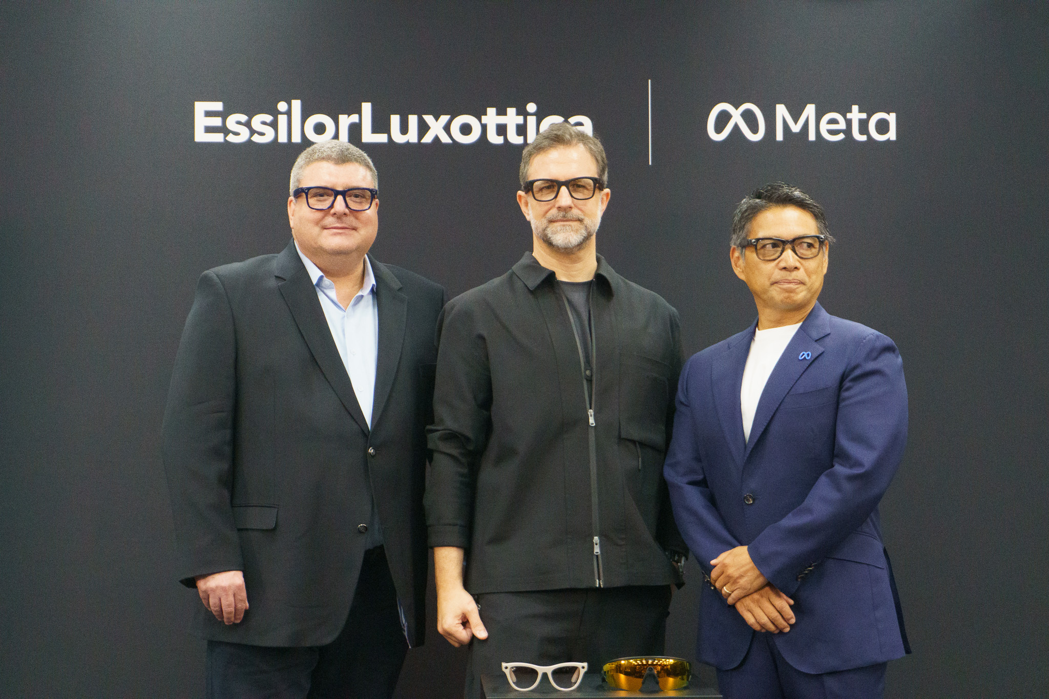 左からEssilorLuxotticaのオリヴィエ・シュパン氏、マッテオ・バティストン氏、Meta日本法人Facebook Japan代表取締役の味澤将宏氏