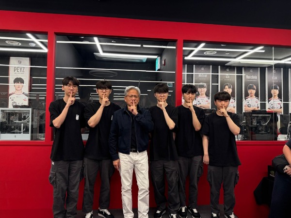 「韓国はeスポーツ発祥の地」―「NVIDIA」CEOのジェンスン・フアン氏がT1本拠地を訪問、Fakerら選手団と交流 1枚目の写真・画像 | FISTBUMP（フィストバンプ）