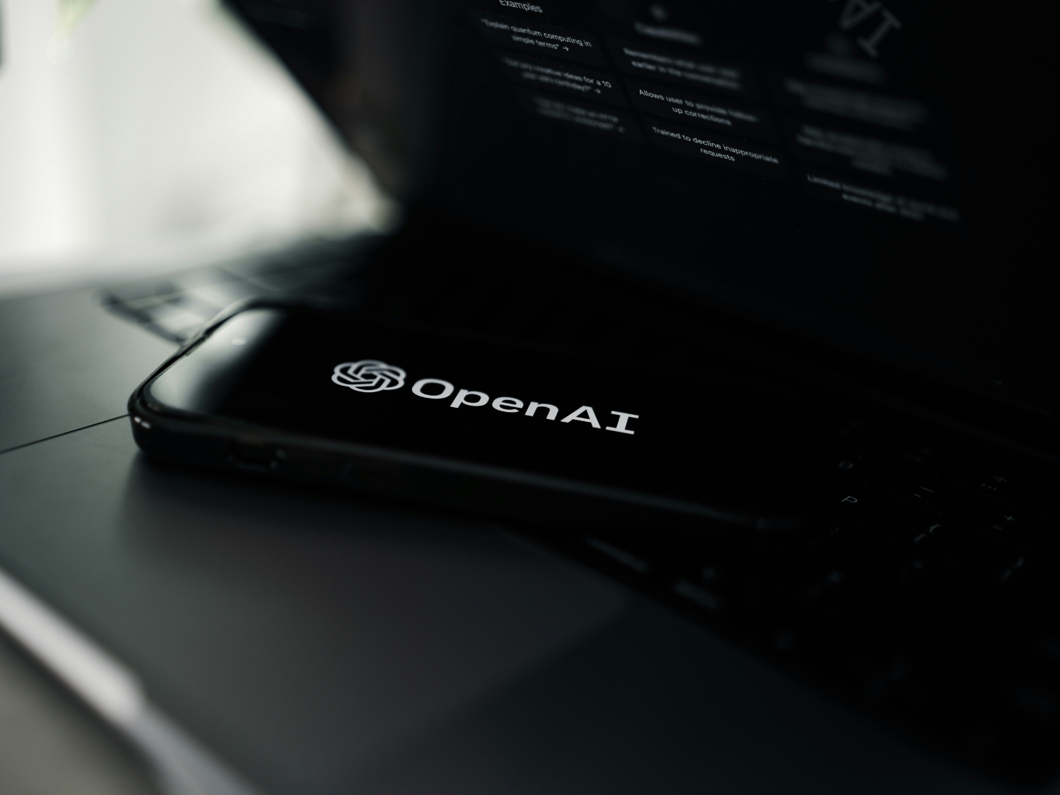 Logo OpenAI hiển thị trên màn hình điện thoại